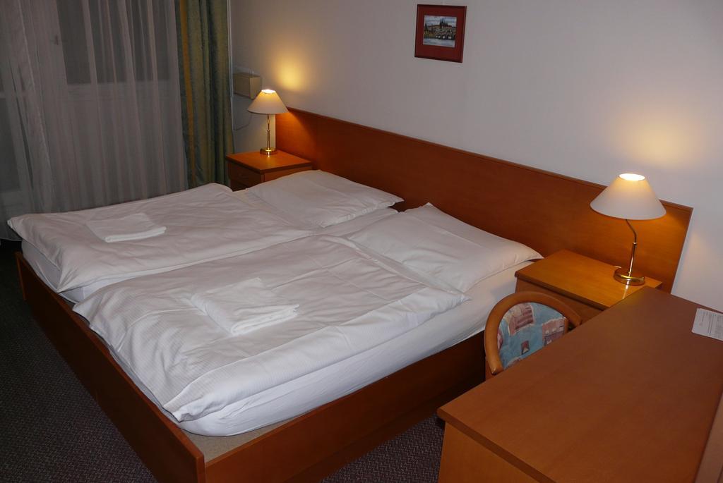 Cmc Residence & Conference Inn Čelákovice Zimmer foto